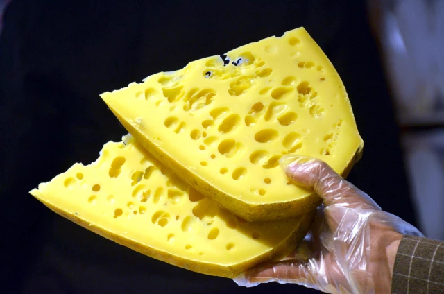 Kars'ta sezonun ilk gravyer peyniri tezgahlarda yerini aldı