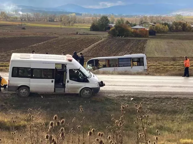 Kastamonu'da polis memurlarını taşıyan midibüs kaza yaptı: 12 yaralı