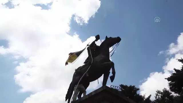 Kolomb Günü'nde Eski Guatemala Devlet Başkanı Barrios'un heykeline zarar verdiler
