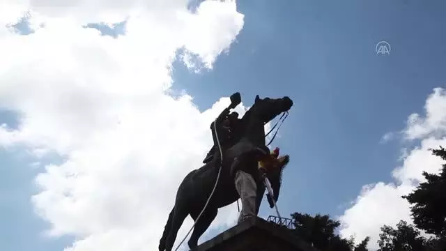 Kolomb Günü'nde Eski Guatemala Devlet Başkanı Barrios'un heykeline zarar verdiler