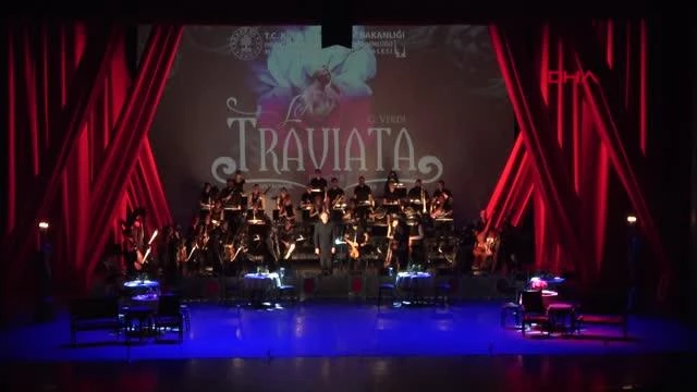 La Traviata prömiyerle sahnelendi