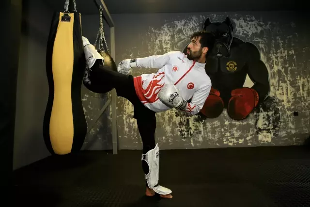 Milli kick boksçu Batuhan Bozatlı, ringe dünya şampiyonluğu için çıkacak