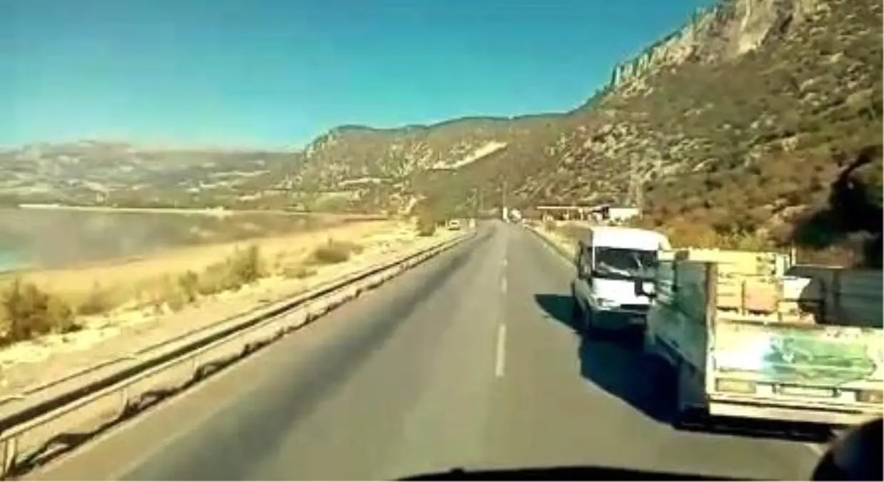 Minibüs ile kamyonetin kafa kafaya çarpıştığı korkunç kazada ölü sayısı yükseldi