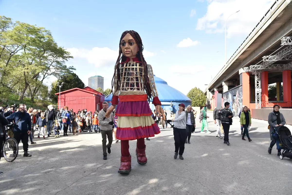 Mülteci çocukların simgesi kukla 'Küçük Amal' Paris'e geldi