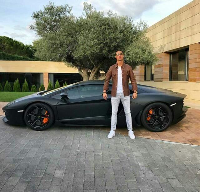 Ronaldo, sonlu sayıda üretilen arabayı çabucak kaptı! Kıymetini duyanın ağzı açık kalıyor