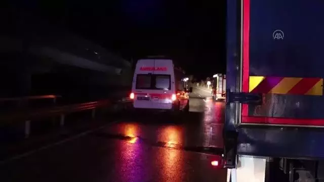 Tıra çarpan hafif ticari araç kullanılamaz hale geldi