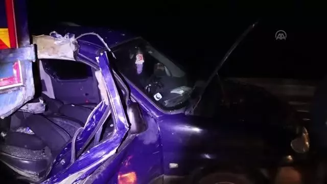 Tıra çarpan hafif ticari araç kullanılamaz hale geldi