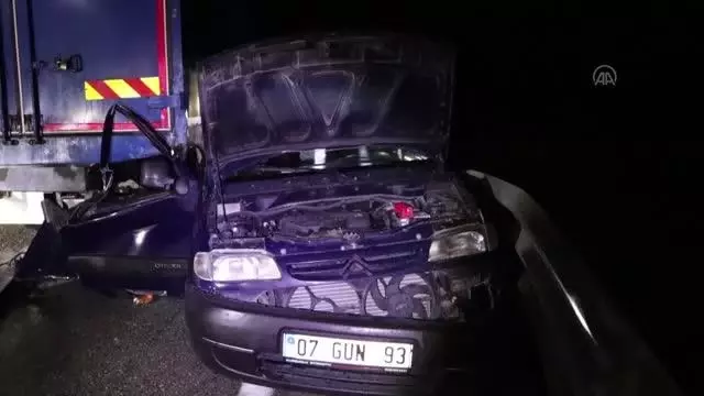 Tıra çarpan hafif ticari araç kullanılamaz hale geldi