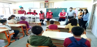 Türk Kızılay Kadirli Şube Başkanlığı köy okulu öğrencilerine çanta ve kırtasiye desteğinde bulundu