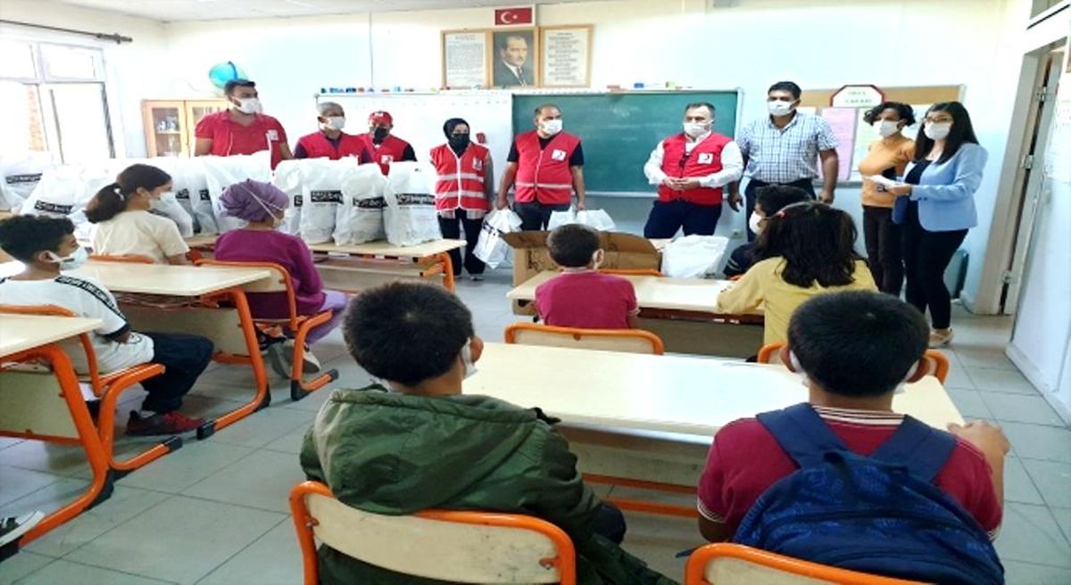 Türk Kızılay Kadirli Şube Başkanlığı köy okulu öğrencilerine çanta ve kırtasiye desteğinde bulundu