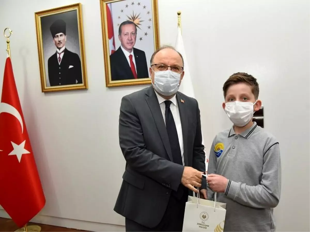 Vali Mustafa Tutulmaz, 'Yunus Emreler Yazıyor' Adlı Hikaye Yarışmasında Dereceye Giren Öğrencimizi Makamında Kabul Etti