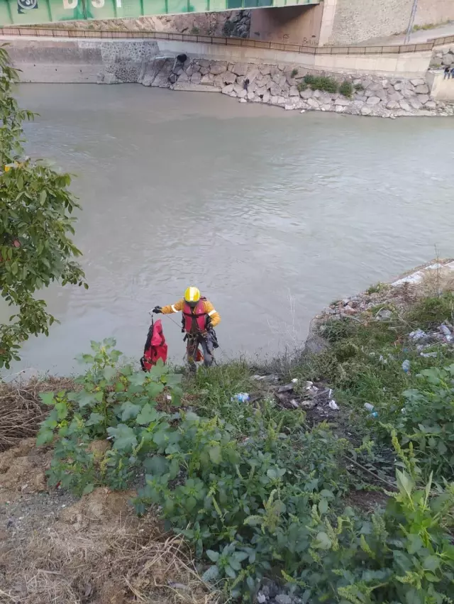 Nehre düşen kedinin yardımına AFAD ekibi koştu