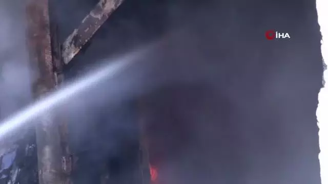 Avcılar Belediye Başkanı Hançerli, yangının ardından olay yerinde incelemelerde bulundu