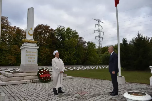 Son dakika... BUDAPEŞTE - Bakan Karaismailoğlu, Macaristan'daki Türk Şehitliği'ni ziyaret etti