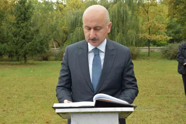 Son dakika... BUDAPEŞTE - Bakan Karaismailoğlu, Macaristan'daki Türk Şehitliği'ni ziyaret etti