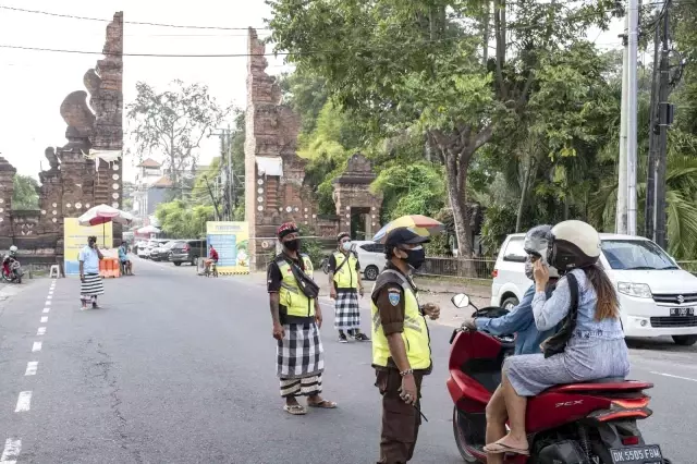 Bali kapılarını yabancı turistlere yeniden açtı