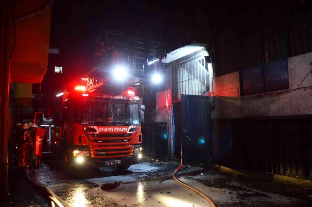 Bayrampaşa'da cila atölyesinde yangın: 1 itfaiye eri dumandan etkilendi