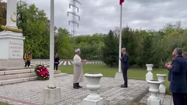 Son dakika... BUDAPEŞTE - Bakan Karaismailoğlu, Macaristan'daki Türk Şehitliği'ni ziyaret etti