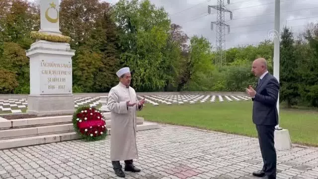 Son dakika... BUDAPEŞTE - Bakan Karaismailoğlu, Macaristan'daki Türk Şehitliği'ni ziyaret etti