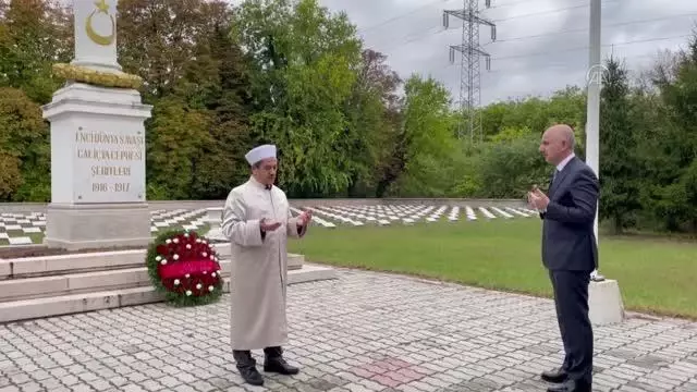 Son dakika... BUDAPEŞTE - Bakan Karaismailoğlu, Macaristan'daki Türk Şehitliği'ni ziyaret etti