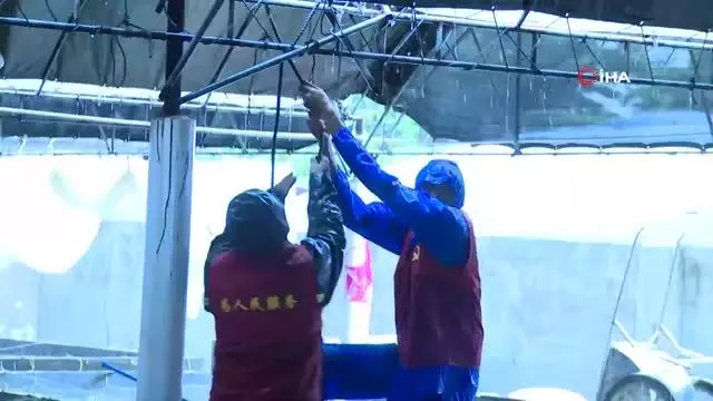 Çin'in güneyinde Kompasu tayfunu karaya çıktı