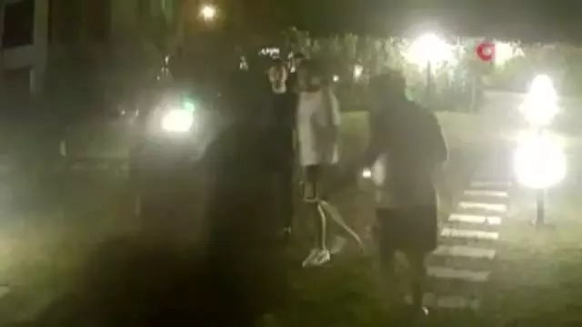 Derya Tuna ve komşusunu davalık eden tekme tokatlı kavga kamerada