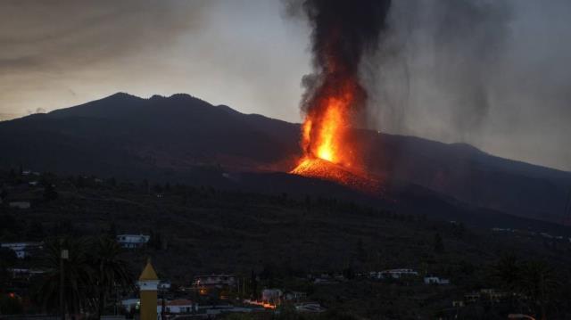 La Palma Adası'ndaki volkandan çıkan lavlar son 24 saatte 90 konutu daha yakıp geçti