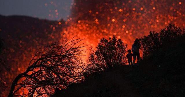 La Palma Adası'ndaki volkandan çıkan lavlar son 24 saatte 90 konutu daha yakıp geçti