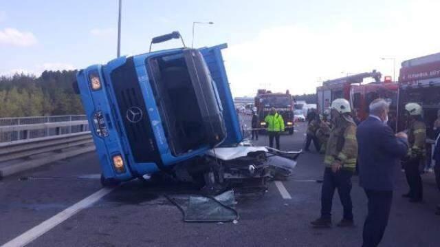 İstanbul'da korkunç kaza! Beton blok yüklü tır, otomobili kağıt gibi ezdi