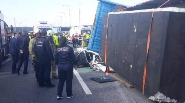 İstanbul'da korkunç kaza! Beton blok yüklü tır, otomobili kağıt gibi ezdi