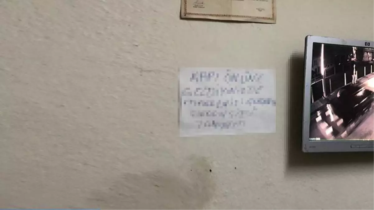 Kumarhane girişine asılan yazı, operasyon yapan polis ekiplerini bile şaşkına çevirdi