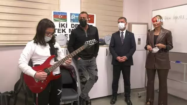 Haluk Levent Gölbaşı UYUM öğrencilerinin yüzünü güldürdü