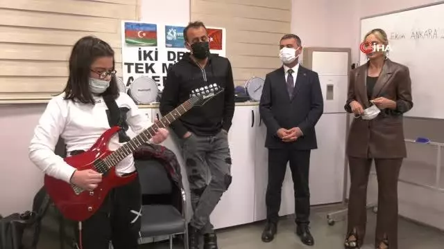 Haluk Levent Gölbaşı UYUM öğrencilerinin yüzünü güldürdü