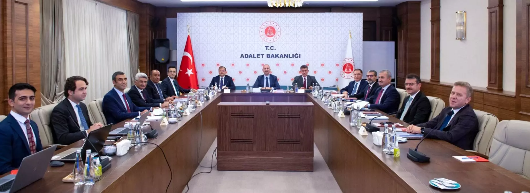 İNSAN HAKLARI KURUMLARI DEĞERLENDİRME TOPLANTISI YAPILDI