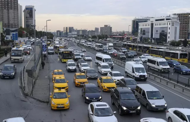 İstanbul'da trafik yoğunluğu yaşanıyor