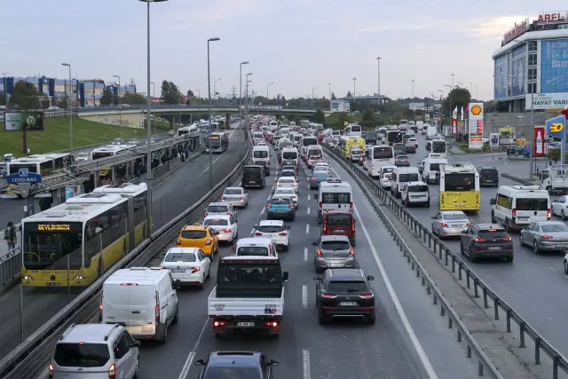 İstanbul'da trafik yoğunluğu yaşanıyor