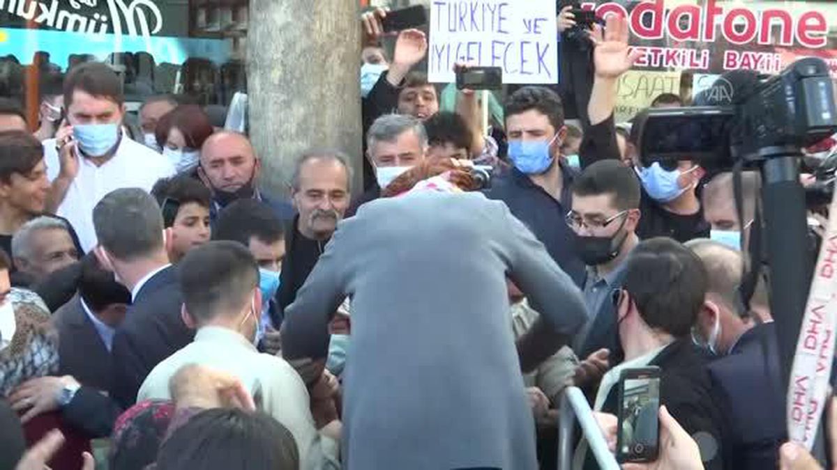 İYİ Parti Genel Başkanı Akşener, esnaf ziyaretinde bulundu