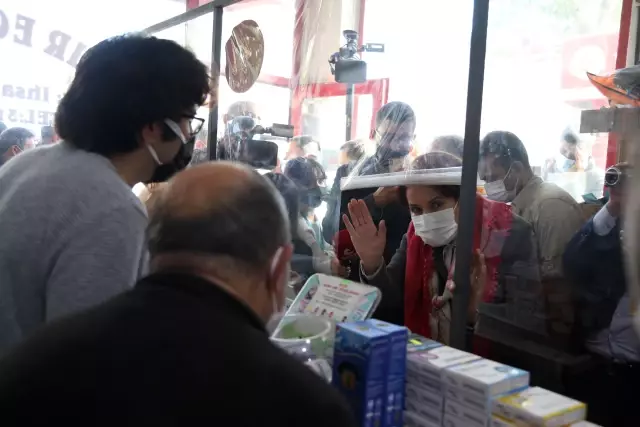 İYİ Parti Genel Başkanı Akşener, esnaf ziyaretinde bulundu