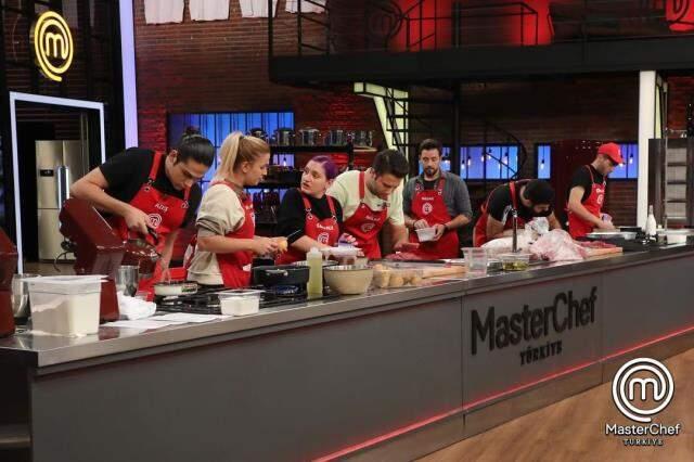 MasterChef Türkiye yeni döneminde bir ilk! Kırmızı kadro, rakibini hezimete uğrattı