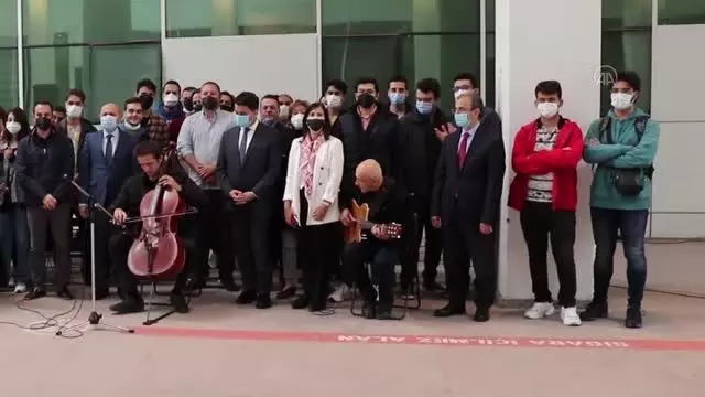 Marmara Üniversitesi Recep Tayyip Erdoğan Külliyesi'nde öğrencilere müzikli karşılama