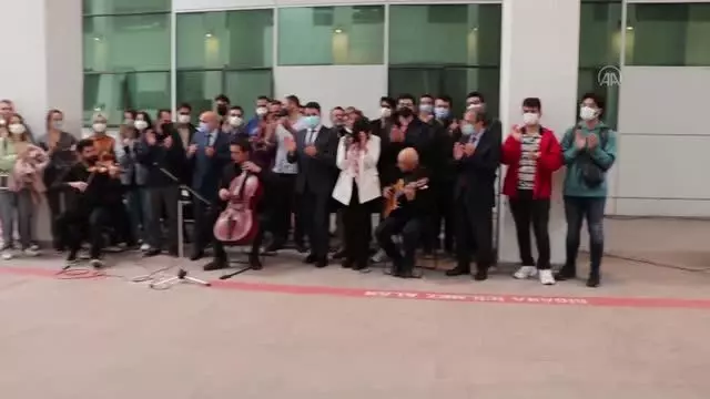 Marmara Üniversitesi Recep Tayyip Erdoğan Külliyesi'nde öğrencilere müzikli karşılama