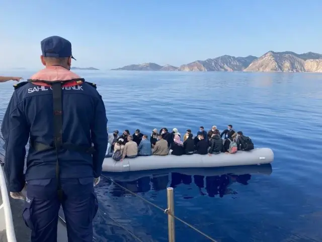 Muğla açıklarında Türk kara sularına geri itilen 36 düzensiz göçmen kurtarıldı