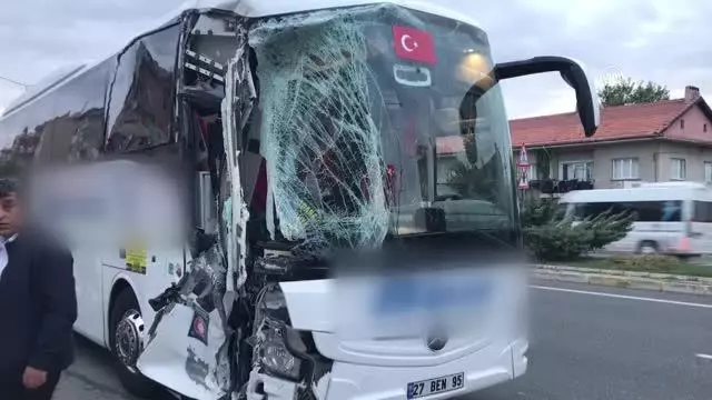 Otobüsün midibüse arkadan çarpması sonucu 3 kişi yaralandı