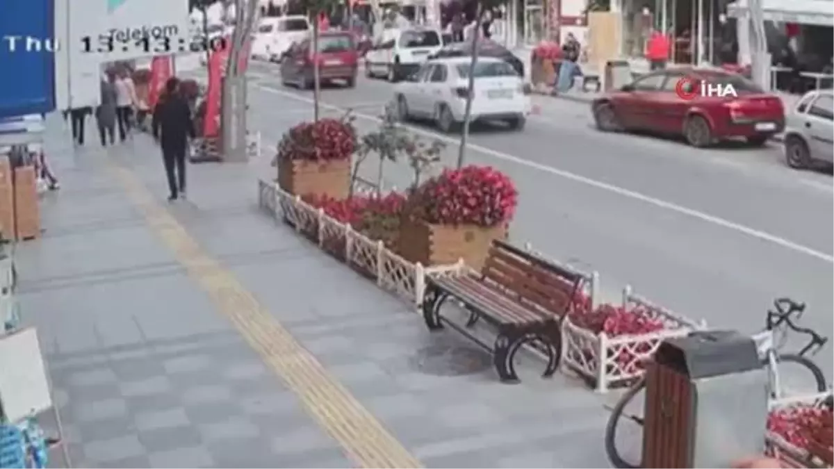 Otomobil ile motosikletin çarpışma anı kamerada