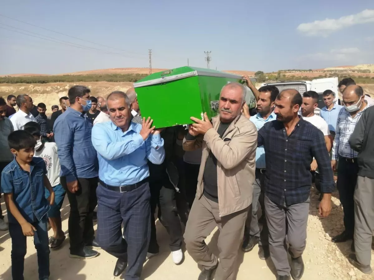 Son dakika: Şanlıurfa'daki trafik kazasında ölen 2 kişinin cenazesi toprağa verildi