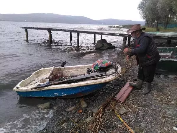 Sapanca Gölü'nde mahsur kalan balıkçıyı AFAD kurtardı