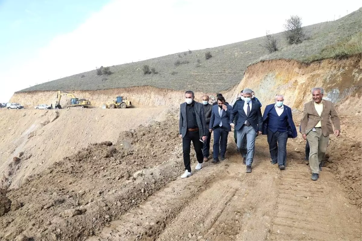 Sayın Valimiz Mehmet Makas, Refahiye ilçesi Orçul Köyleri gurup yolundaki asfalt ve yol genişletme çalışmalarında incelemelerde bulundu