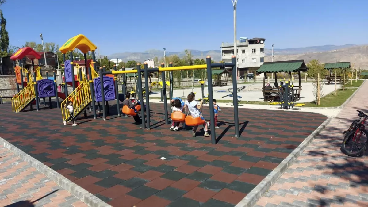 Suşehri Belediyesi her mahalleye çocuk oyun parkı kuruyor