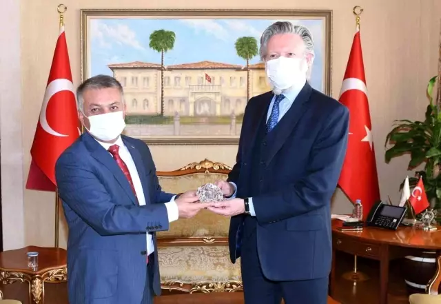 Turizm kenti Antalya'ya hafta sonu 77 bin turist giriş yapıyor