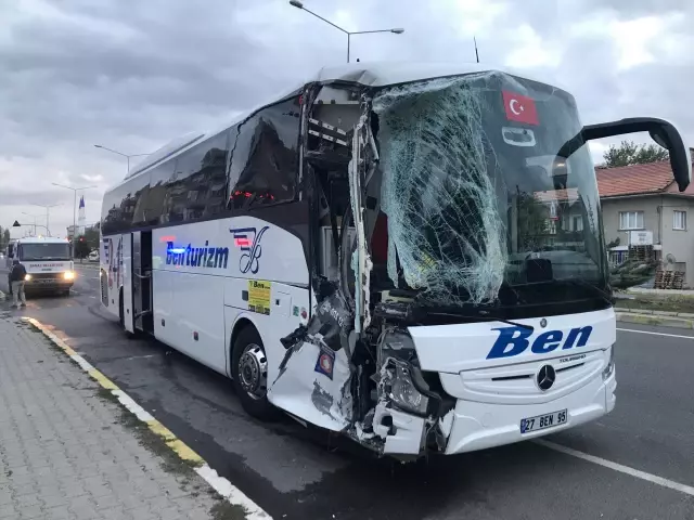 Otobüsün midibüse arkadan çarpması sonucu 3 kişi yaralandı